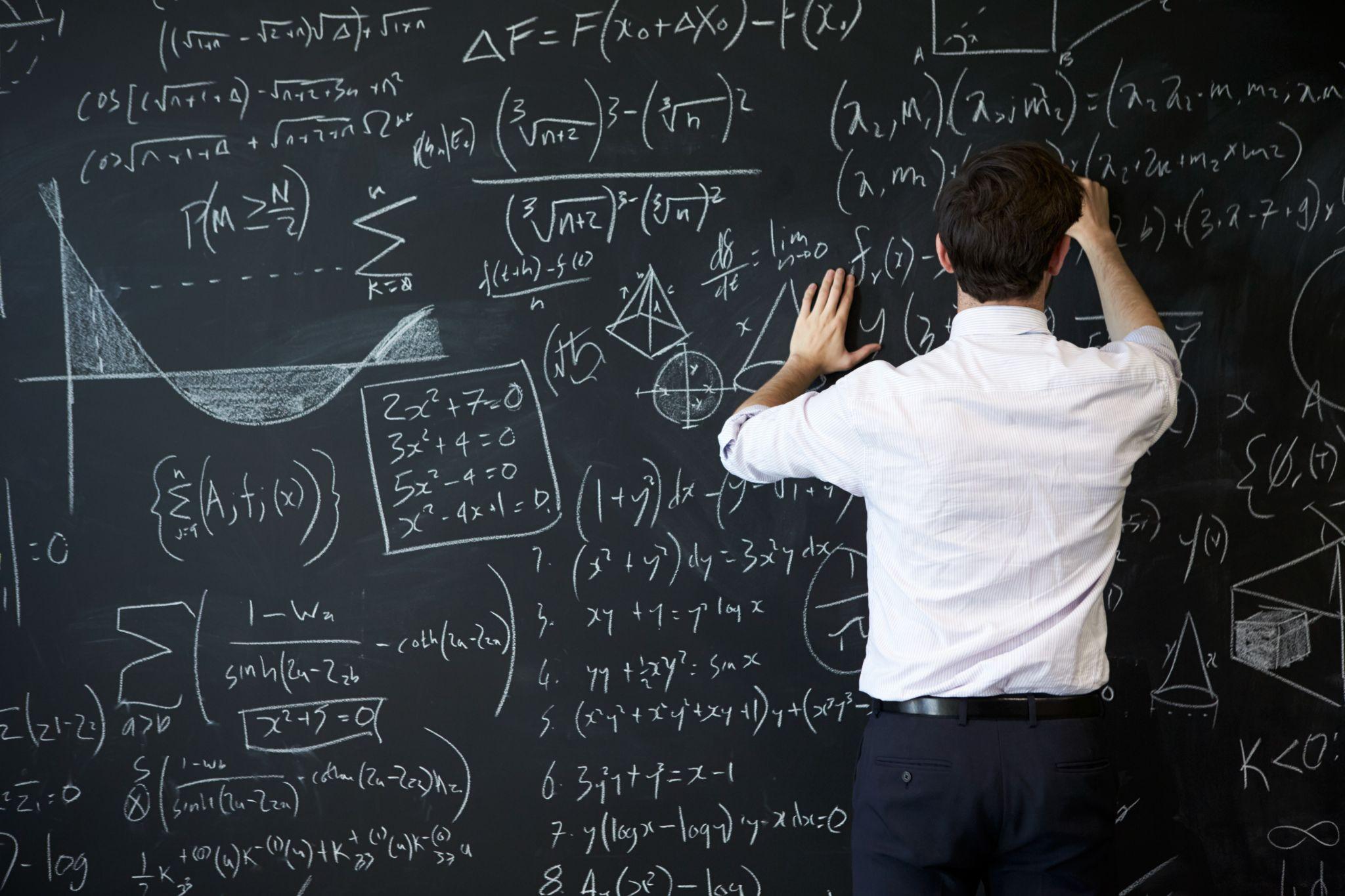 У ученых много работы. Ученый у доски с формулами. Математик у доски. Что написано на доске учёных. Человек пишет на доске.